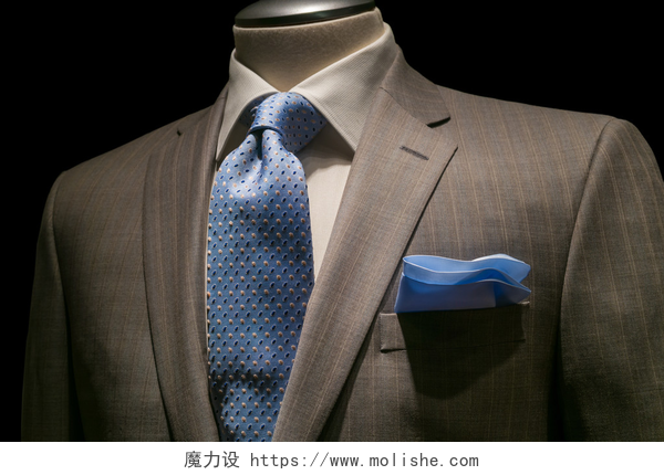 黑色背景上的蓝手帕的褐色条纹夹克的特写棕褐色的条纹的夹克、 质感的白色衬衫、 图案的蓝色领带 & h